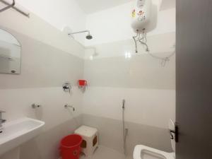 un bagno bianco con un water e un lavandino di Sherabling a Gangtok