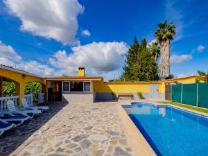 The swimming pool at or close to Cubo's Finca Megan