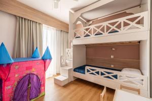 Posteľ alebo postele v izbe v ubytovaní Paradisio Baby & Kinder Hotel