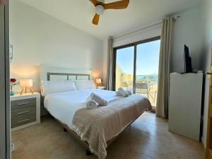 Postel nebo postele na pokoji v ubytování SkyVilla Benidorm Sea Sky & Relax + 41 fotografií