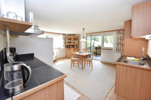 una cucina con un lavello e un tavolo di Familienbauernhof Köss Schertler a Egg