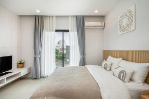 Μια τηλεόραση ή/και κέντρο ψυχαγωγίας στο Digital Nomad 5BR House Fast Wi-Fi In Nimmanhemin