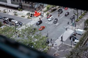 Una vista aérea de una calle concurrida de la ciudad con coches. en Uptown BGC Spacious Unit - 1 Queen bed and Bunkbed, en Manila