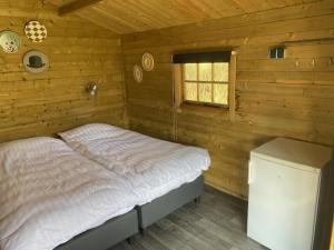 Katil atau katil-katil dalam bilik di Lodge op Recreatiepark de Uilenburg +10 gambar