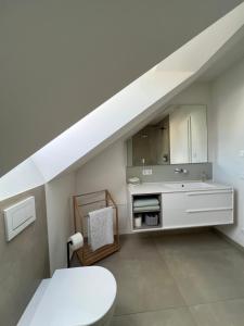a bathroom with a white toilet and a sink at Träumen im Musikerviertel in Karlsruhe +23 photos