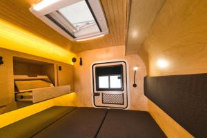 Postel nebo postele na pokoji v ubytování mini caravane teardrop