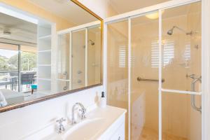 Koupelna v ubytování Portofino, 1,7 Laman Street - First floor unit with beautiful views, air con and Wi-Fi and close to town + 20 fotografií