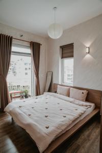 Un pat sau paturi într-o cameră la Ơi Home +141 fotografii