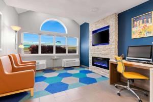 TV a/nebo společenská místnost v ubytování Microtel Inn & Suites by Wyndham Tulsa - Catoosa Route 66