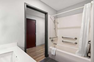 Koupelna v ubytování Microtel Inn & Suites by Wyndham Tulsa - Catoosa Route 66 + 37 fotografií