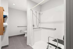 Koupelna v ubytování Microtel Inn & Suites by Wyndham Tulsa - Catoosa Route 66