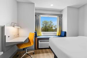 Postel nebo postele na pokoji v ubytování Microtel Inn & Suites by Wyndham Tulsa - Catoosa Route 66