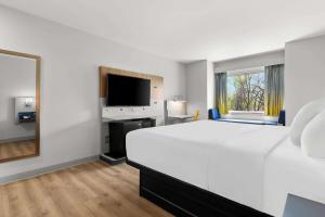 TV a/nebo společenská místnost v ubytování Microtel Inn & Suites by Wyndham Tulsa - Catoosa Route 66