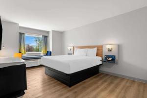 Postel nebo postele na pokoji v ubytování Microtel Inn & Suites by Wyndham Tulsa - Catoosa Route 66