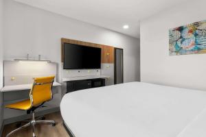 TV a/nebo společenská místnost v ubytování Microtel Inn & Suites by Wyndham Tulsa - Catoosa Route 66