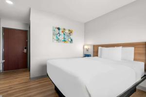 Postel nebo postele na pokoji v ubytování Microtel Inn & Suites by Wyndham Tulsa - Catoosa Route 66