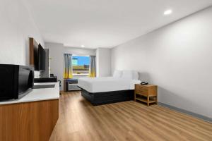 Postel nebo postele na pokoji v ubytování Microtel Inn & Suites by Wyndham Tulsa - Catoosa Route 66