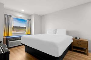 Postel nebo postele na pokoji v ubytování Microtel Inn & Suites by Wyndham Tulsa - Catoosa Route 66