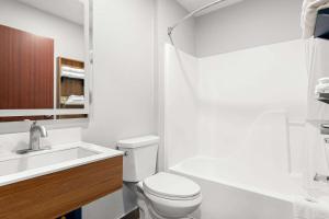 Koupelna v ubytování Microtel Inn & Suites by Wyndham Tulsa - Catoosa Route 66