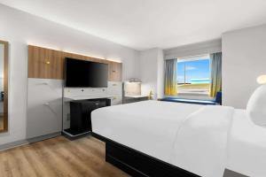 Postel nebo postele na pokoji v ubytování Microtel Inn & Suites by Wyndham Tulsa - Catoosa Route 66