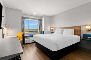 Postel nebo postele na pokoji v ubytování Microtel Inn & Suites by Wyndham Tulsa - Catoosa Route 66
