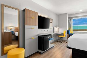 Postel nebo postele na pokoji v ubytování Microtel Inn & Suites by Wyndham Tulsa - Catoosa Route 66