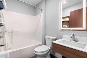 Koupelna v ubytování Microtel Inn & Suites by Wyndham Tulsa - Catoosa Route 66