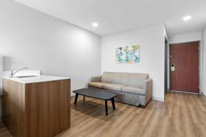 Posezení v ubytování Microtel Inn & Suites by Wyndham Tulsa - Catoosa Route 66