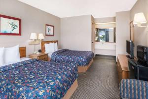 Postel nebo postele na pokoji v ubytování Days Inn by Wyndham Seguin TX