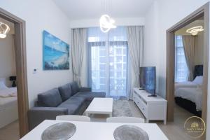 Posezení v ubytování Luxury 2-BHK Apartment Located in Azizi riviera 47 Riv 47-419 + 14 fotografií