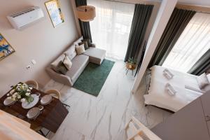 un soggiorno con un divano e un tavolo di Flatbook - Przytulny Apartament w Jantar Resort 307 a Jantar
