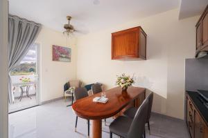 Μια τηλεόραση ή/και κέντρο ψυχαγωγίας στο CandlePine Suites - Khách sạn căn hộ
