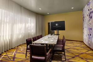 TV in/ali zabaviščno središče v nastanitvi DoubleTree Suites by Hilton Phoenix