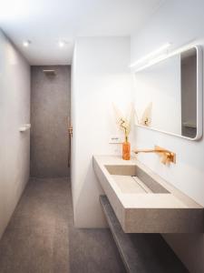 Ένα μπάνιο στο Paradeis Apartments A17 +12 φωτογραφίες