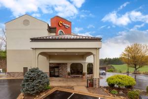a front view of a fast food restaurant at Comfort Inn North of Asheville in Mars Hill