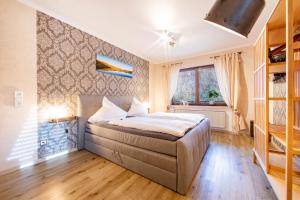 Кровать или кровати в номере Landgasthaus Zum Kreuzberg