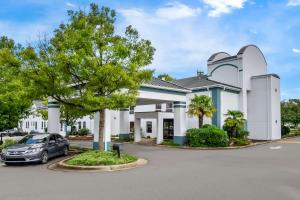 埃佩克斯Clarion Pointe Apex - Holly Springs的停在建筑物前的汽车