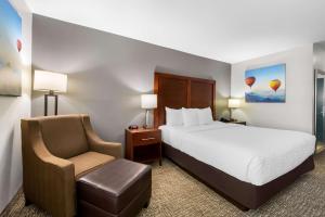Clarion Pointe Apex - Holly Springs客房内的一张或多张床位