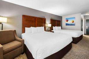 Clarion Pointe Apex - Holly Springs客房内的一张或多张床位