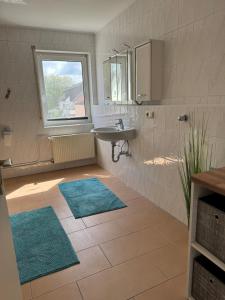 Ένα μπάνιο στο Dachgeschoss Wohnung mit Blick ins Grüne