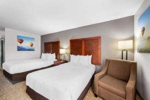 Clarion Pointe Apex - Holly Springs客房内的一张或多张床位