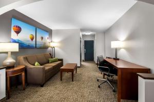 Clarion Pointe Apex - Holly Springs的休息区