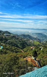 - Vistas a la ciudad desde la cima de una montaña en Woodfins Stay, en Mussoorie 10 fotos más