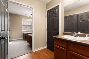 Ένα μπάνιο στο Eagle's Den Suites Cotulla a Travelodge by Wyndham +18 φωτογραφίες
