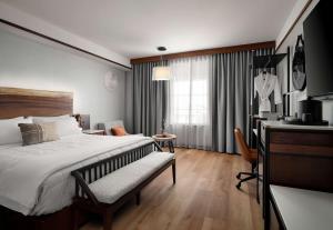 Sanctity Hotel Rancho Cucamonga, Tapestry Collection Hilton客房内的一张或多张床位