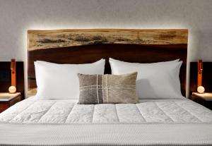 Sanctity Hotel Rancho Cucamonga, Tapestry Collection Hilton客房内的一张或多张床位