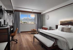 库卡蒙格牧场Sanctity Hotel Rancho Cucamonga, Tapestry Collection Hilton的一间有床和窗户的酒店房间