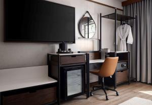 Sanctity Hotel Rancho Cucamonga, Tapestry Collection Hilton的电视和/或娱乐中心