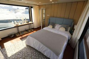 Giường trong phòng chung tại Butinah Charters Yacht Rental