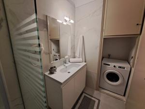 un bagno con lavandino e lavatrice di Finikas Apartment R203 a Corfu International Airport I Kapodistrias